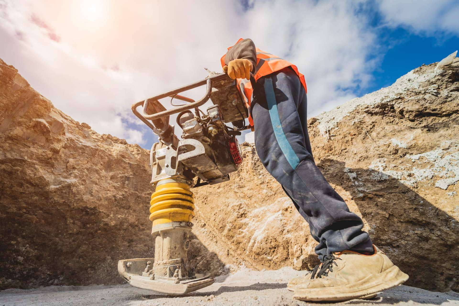 Alquiler y venta de material de construcción en Granada, de la mano de Sogessur