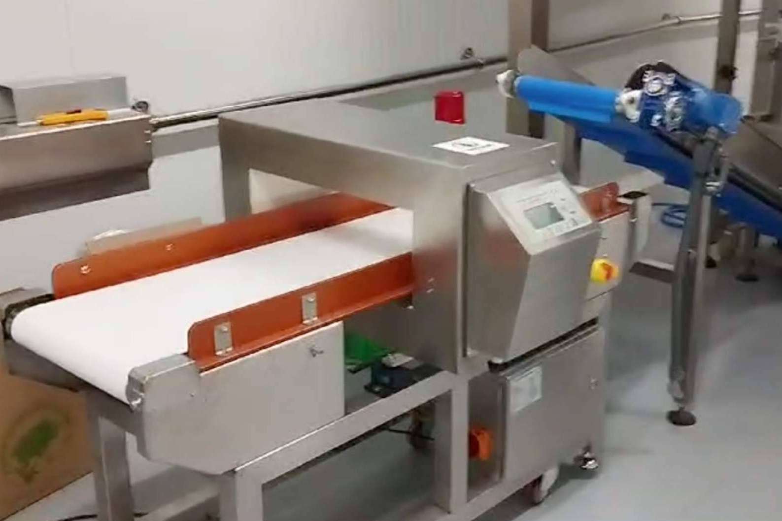 Abadecom y el suministro e instalación de máquina detectora de metales para alimentos
