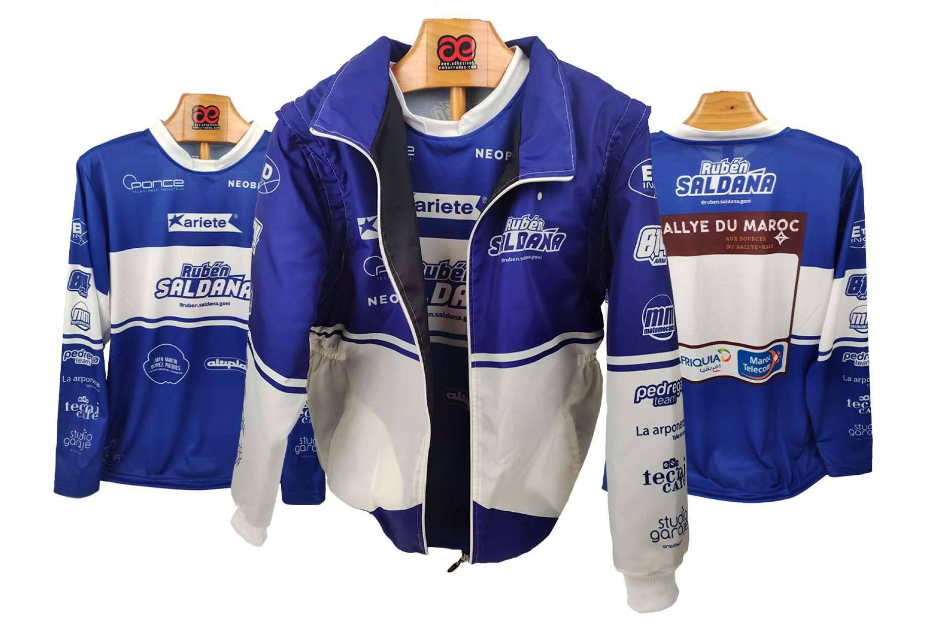 ADHESIVOSEMBARRADOS brinda equipaciones personalizadas para motos offroad