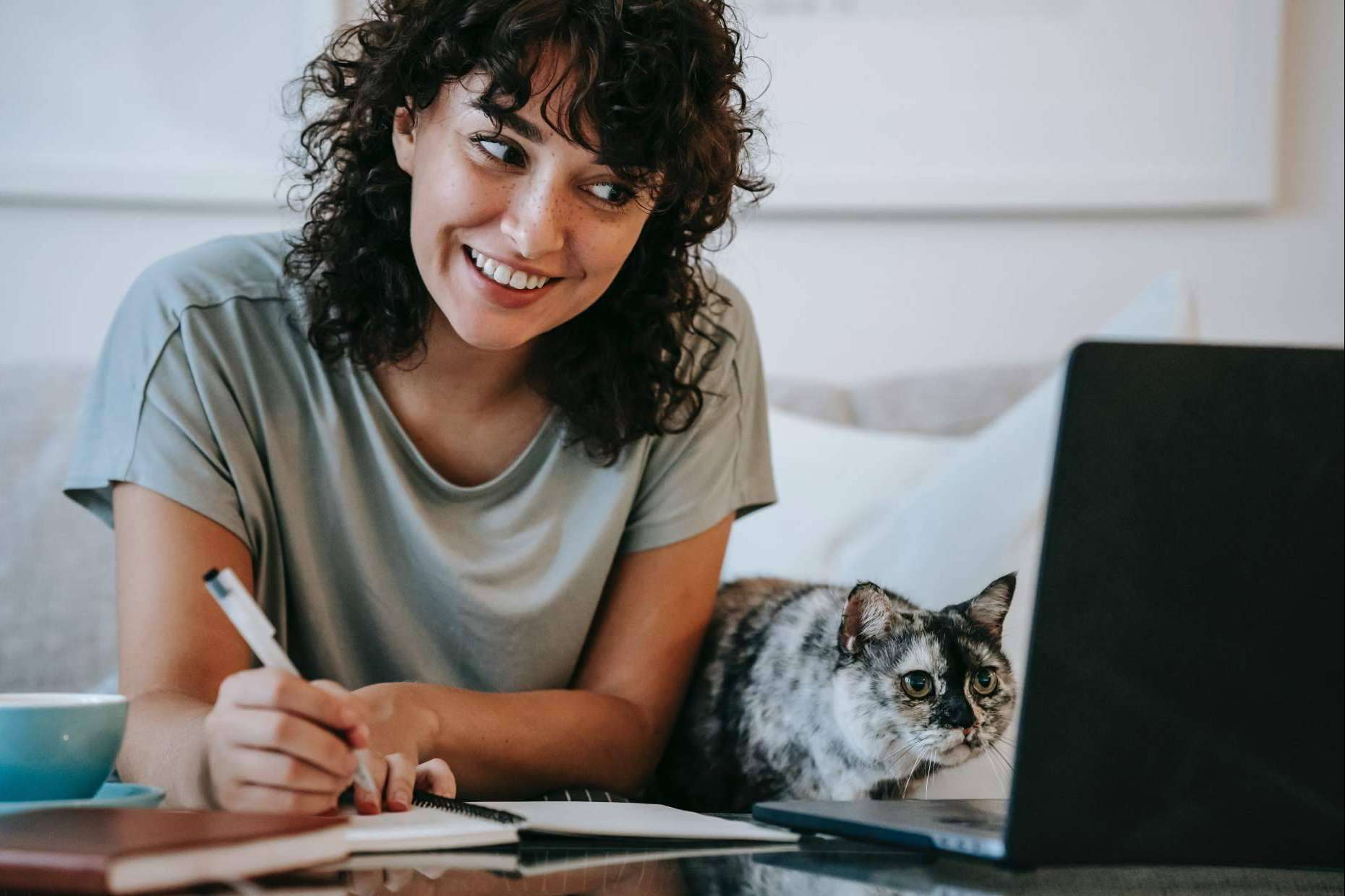 Especializarse y mejorar el futuro laboral con los másteres online en España