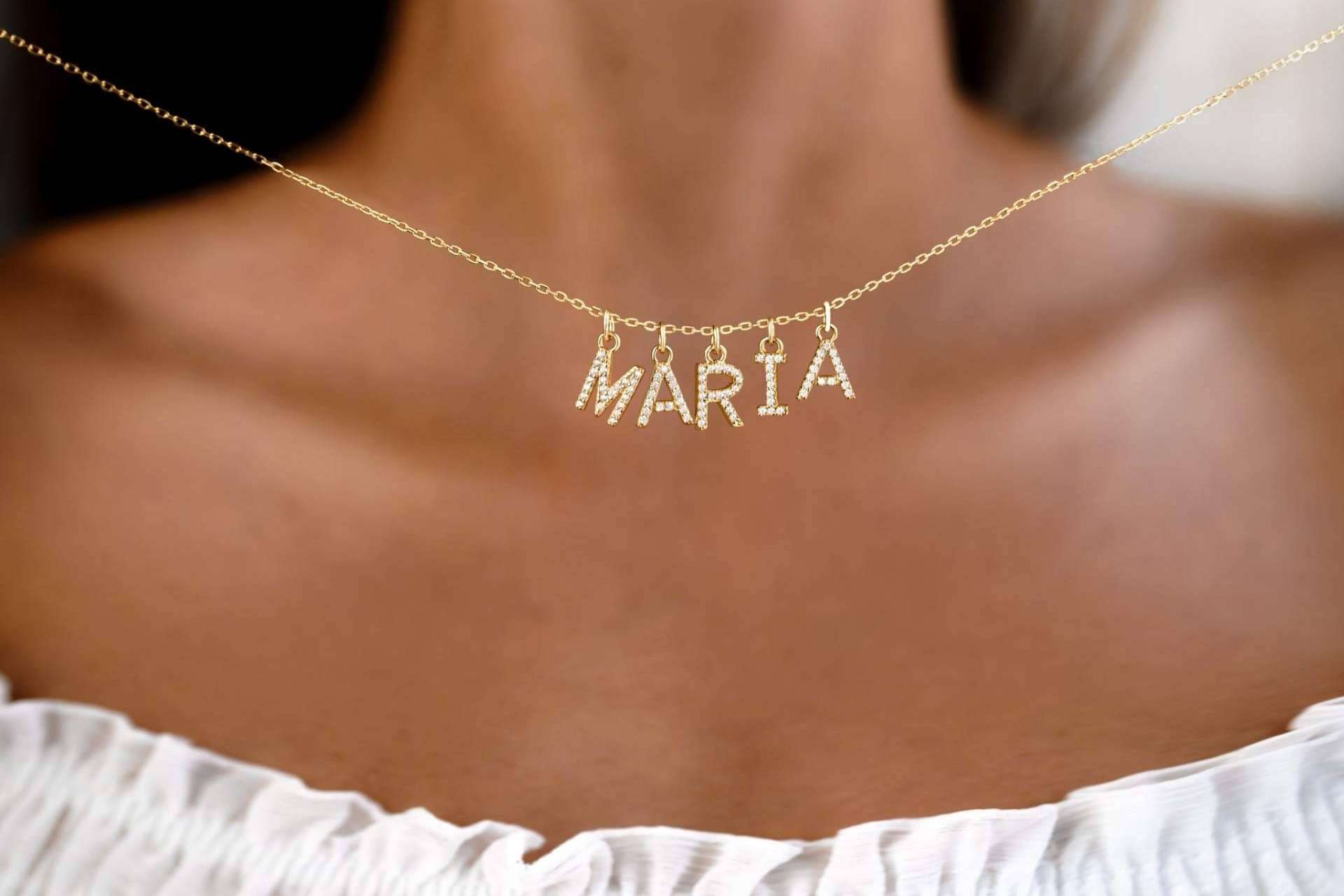 La joyería online Le Petite Marie ofrece una gran variedad de diseños en colgantes con iniciales