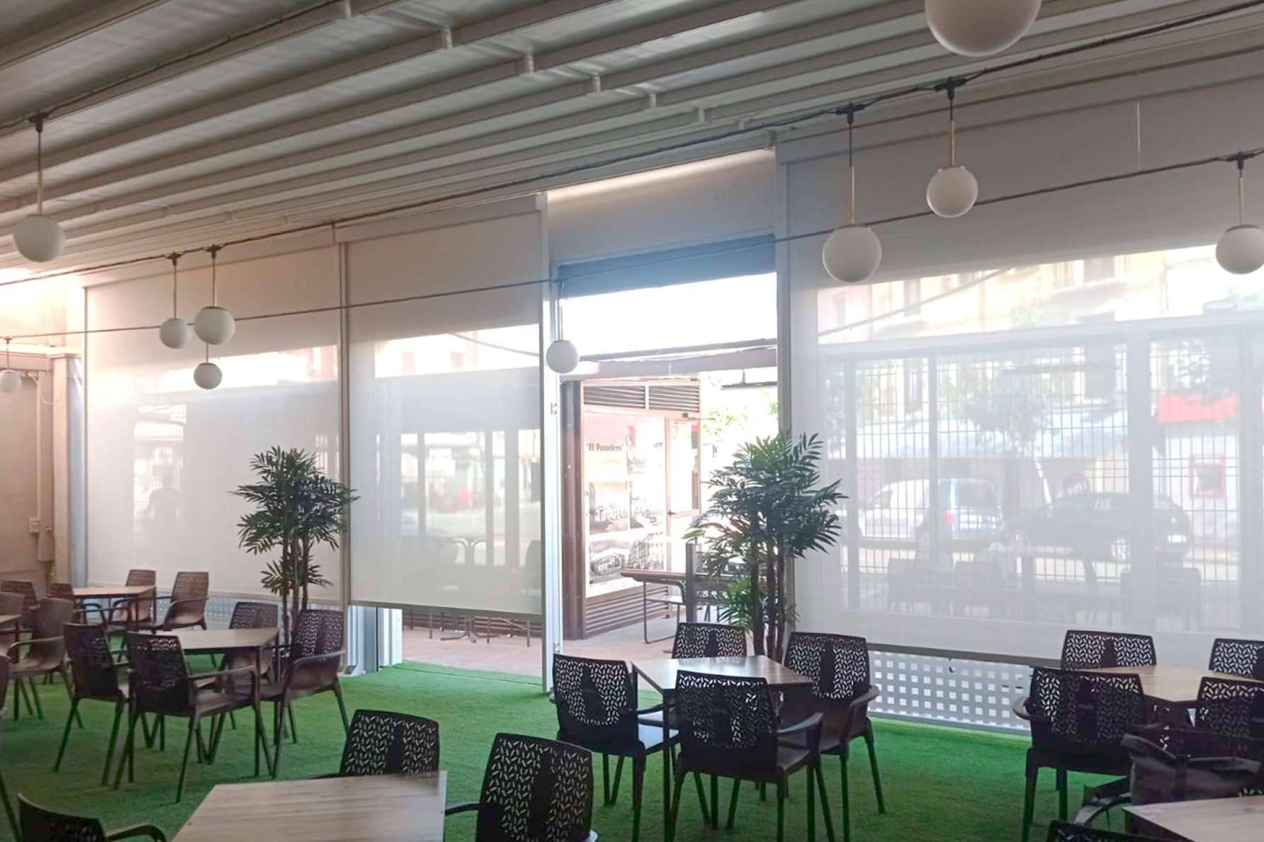 Elegancia funcional para un hogar confortable; estores enrollables de control solar