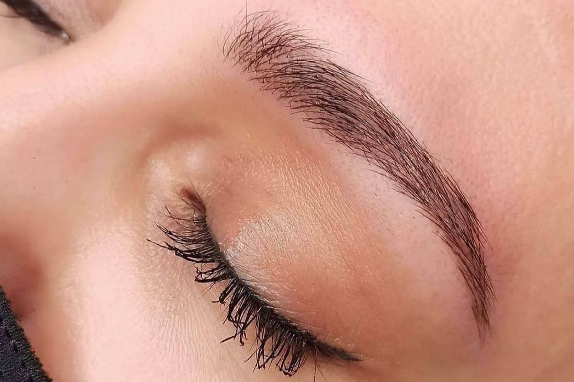 Microblading de cejas es una técnica de maquillaje permanente para unas cejas pelo a pelo en Alicante