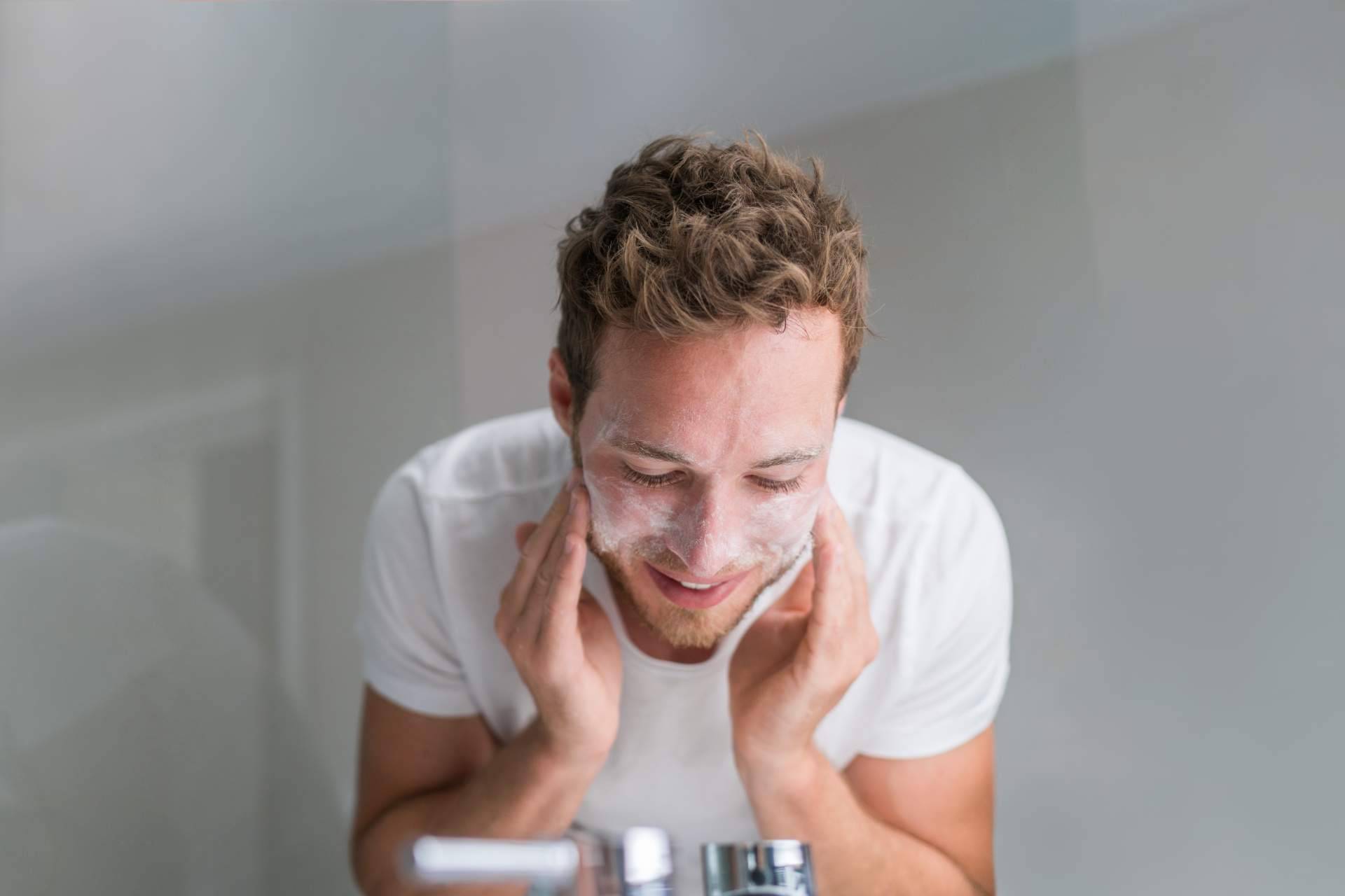 Cuidado facial inteligente y tratamiento de la piel, con los cuidados de Aquapure
