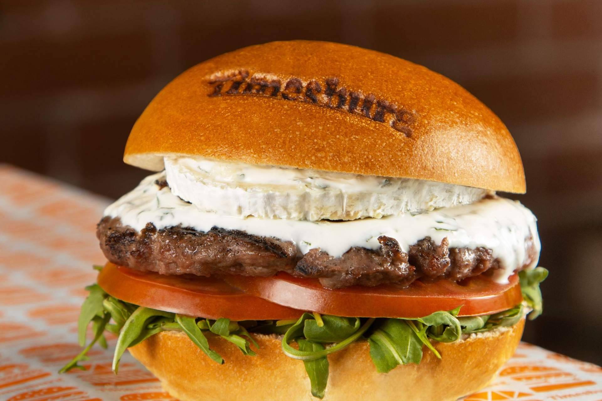 Timesburg lanza La Fresh Cabra, la hamburguesa del mes más refrescante y veraniega