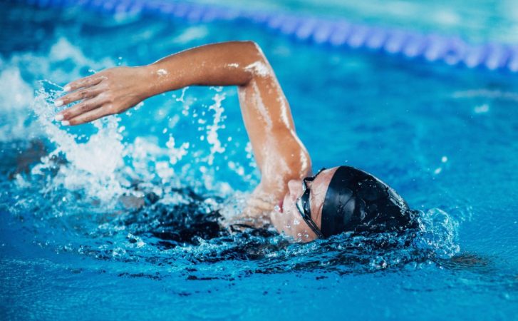 Beneficios inesperados de entrenar en agua fresca: el mejor deporte en verano