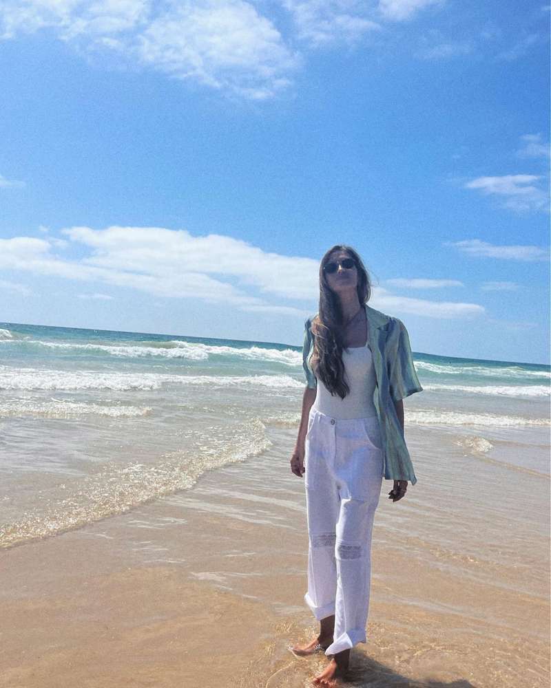 Sara Carbonero disfruta de sus vacaciones con este pantalón playero de lino de Cortefiel