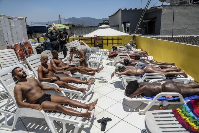 Tanorexia: en qué consiste este trastorno y cómo saber si lo padeces 73 Merca2.es tomando el sol Merca2.es