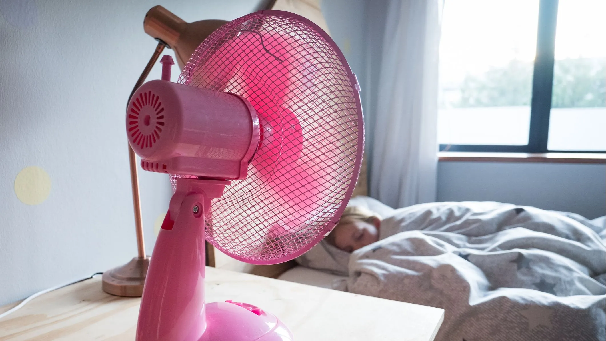 Consejos para dormir toda la noche con el ventilador puesto y que no afecte a tu salud