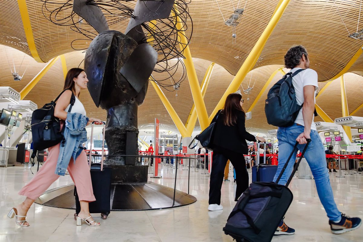 Una compañía aérea ofrece un vuelo sin igual disfrutando de un momento histórico