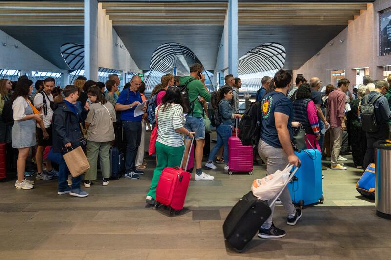 Facua insta a Renfe a reubicar a los viajeros afectados sin tener que esperar en la estación