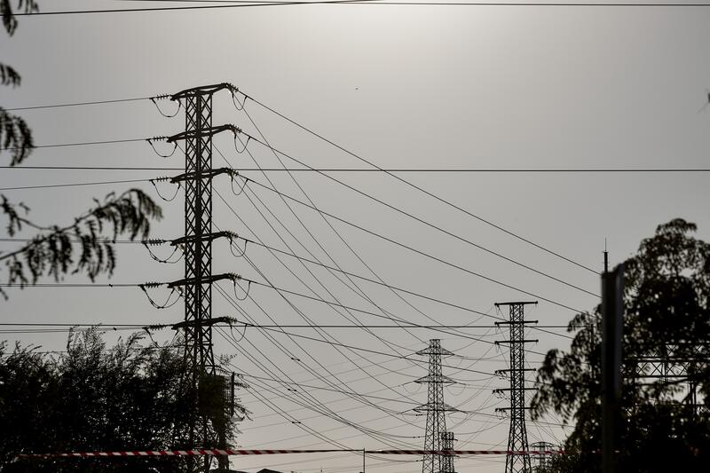 El precio de la luz cae este miércoles un 14,8%, hasta los 93,65 euros/MWh