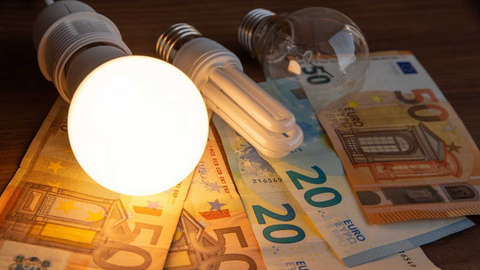 El precio de la luz baja un 38%, hasta los 63,35 euros/MWh