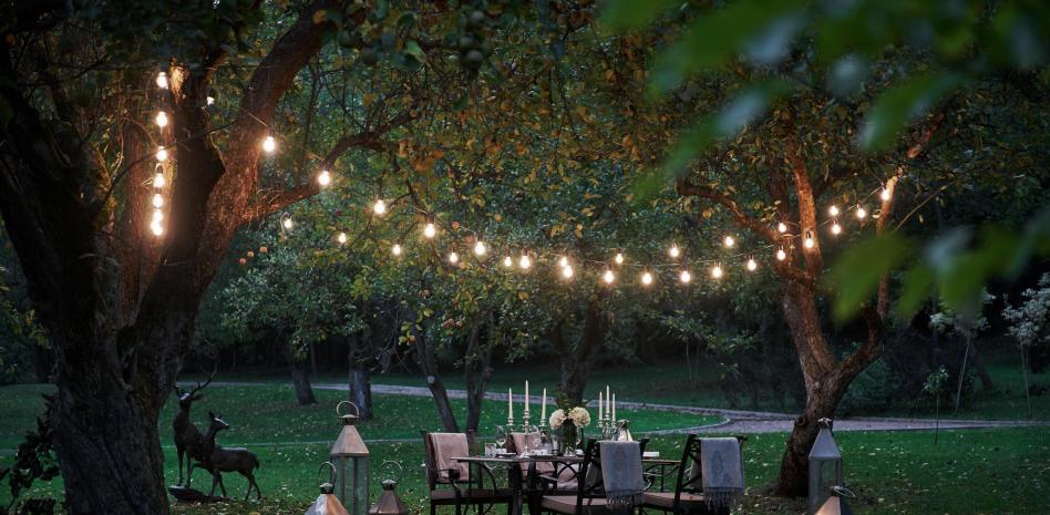 Farolillos, guirnaldas y más: El Corte Inglés tira de precio estos artículos para que tu patio brille en las noches