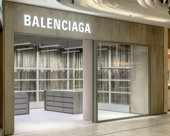 Balenciaga desluce el lujo con las compras de segunda mano