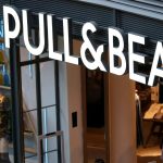 Pull&Bear se prepara para el otoño con esta parka encerada larga tipo Barbor