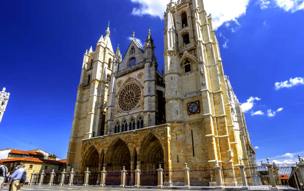Catedral de León: así son sus vidrieras y esculturas góticas