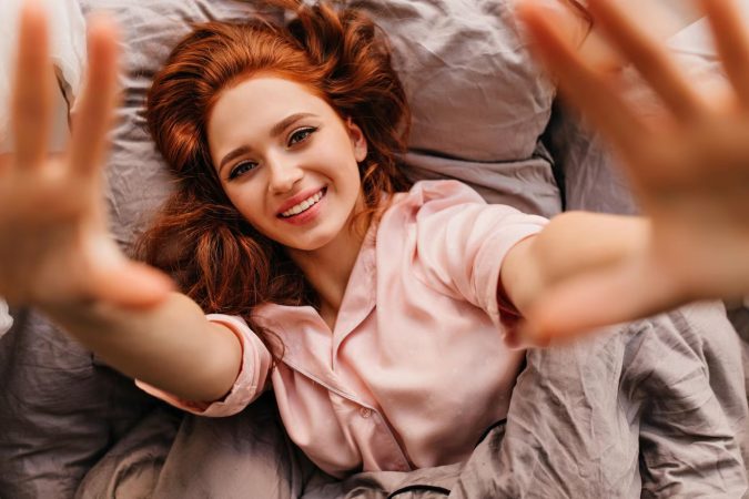Chica que ha dormido siesta