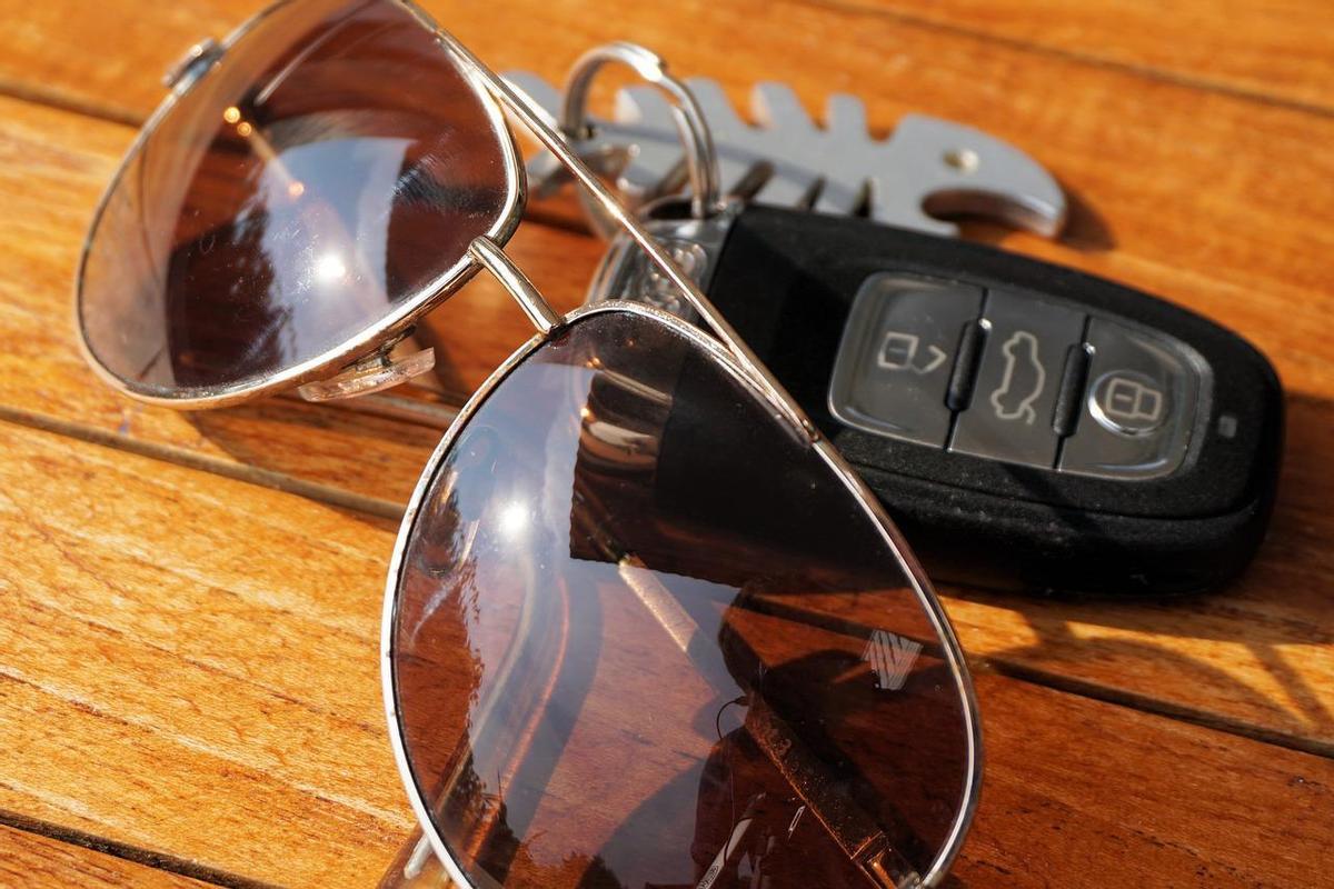 Las gafas de sol que nunca debes usar conduciendo, según la DGT