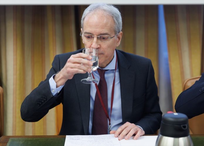 El secretario de Estado de Hacienda , Jesús Gascón Catalán, bebe agua durante la Comisión de Hacienda y Función Pública, en el Congreso de los Diputados, a 27 de febrero en Madrid, (España)