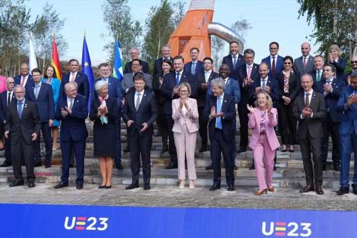 Foto de familia de los asistentes tras la reunión informal de ministros de economía en el marco de la Presidencia de España del Consejo de Unión Europea, a 15 de septiembre de 2023, en Santiago de Compostela, A Coruña, Galicia (España)