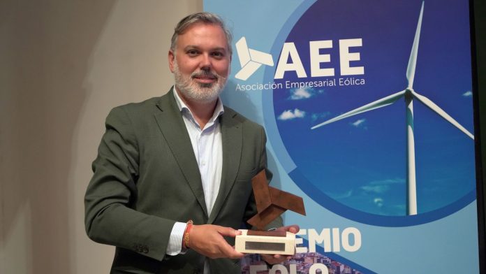 Fernando Pizarro, alcalde de Plasencia, con el premio Eolo de la Asociación Empresarial Eólica (AEE)