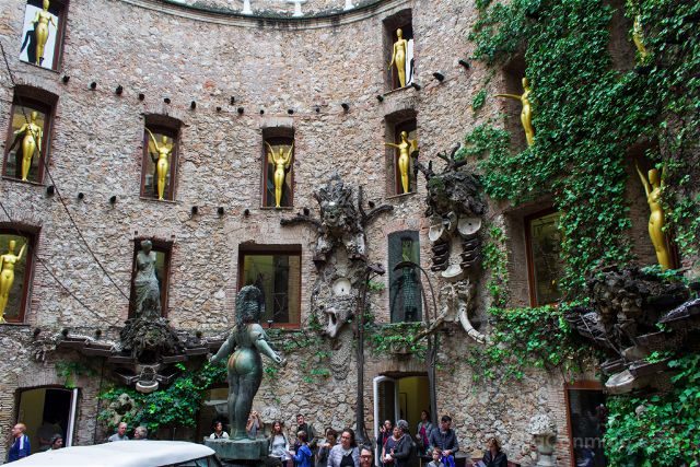 Museo Dalí, Figueres: así es el museo dedicado al surrealismo 9 Merca2.es Girona Figueres Teatro Museo Dali Patio Merca2.es