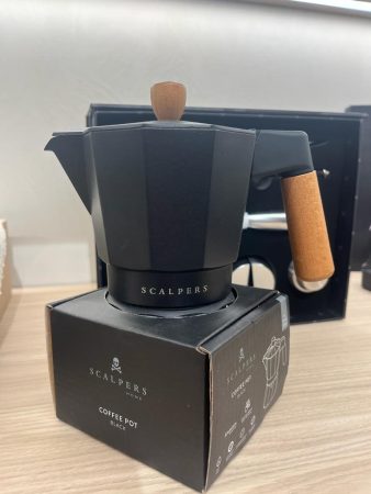 cafetera con estilo italiano con mango de madera de Scalpers tiene un coste de 29,90 euros.