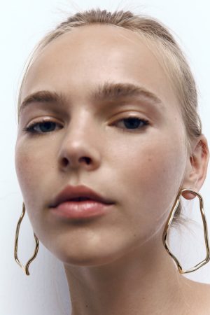 Potencia al máximo tus curvas con este vestido vaquero de Zara 6 Merca2.es Pendientes aro Zara Merca2.es