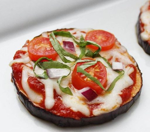 Preparación de mini pizzas de berenjena más saludables