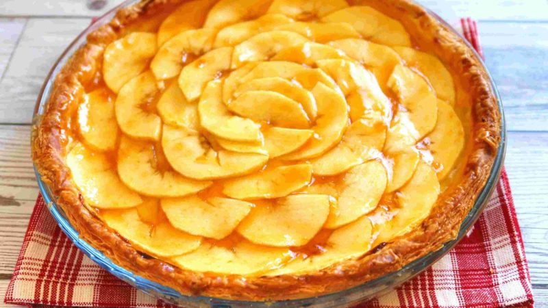 Prepara el hojaldre para la tarta de manzana y crema