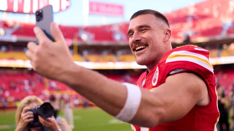 Travis Kelce con su móvil