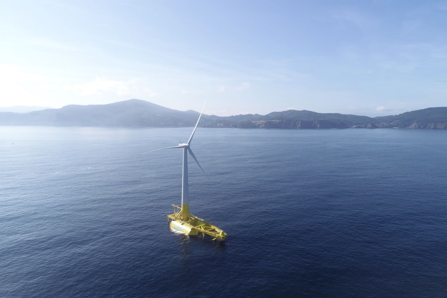 La primera turbina eólica flotante de España ‘debuta’ en la costa vasca