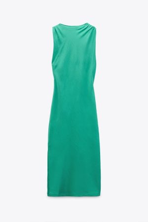 Vestido frunce con lino de Zara