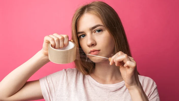 Un esparadrapo en la boca: el truco sorprendente que te puede ayudar a dormir mejor