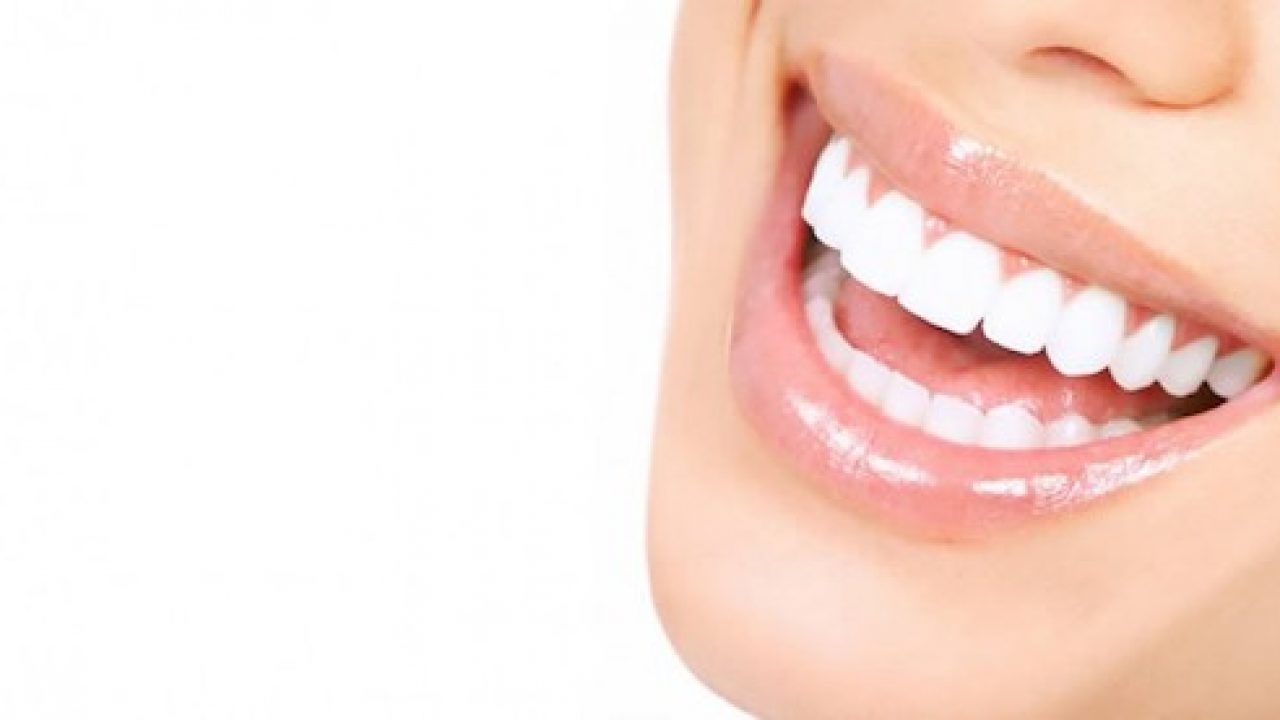 Para tener unos dientes más blancos debes tomar estos alimentos