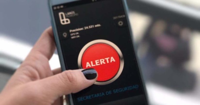 Atiende a los consejos de la policía, porque ese botón del móvil te puede salvar la vida