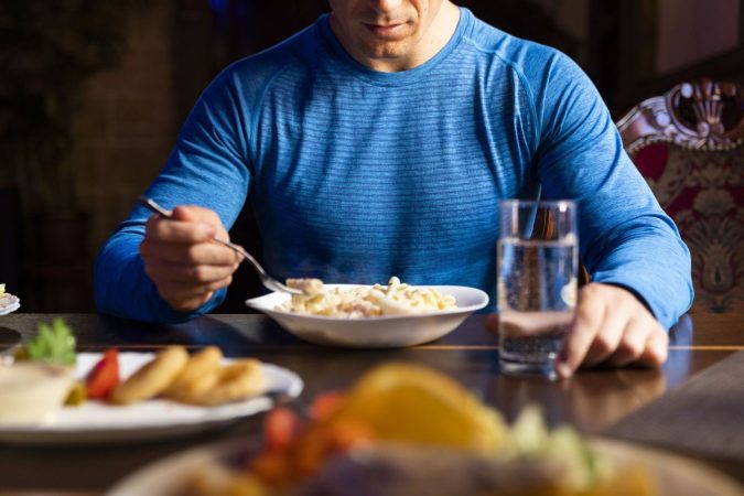 close up of athlete eating pasta dish royalty free image 1572253235 Merca2.es