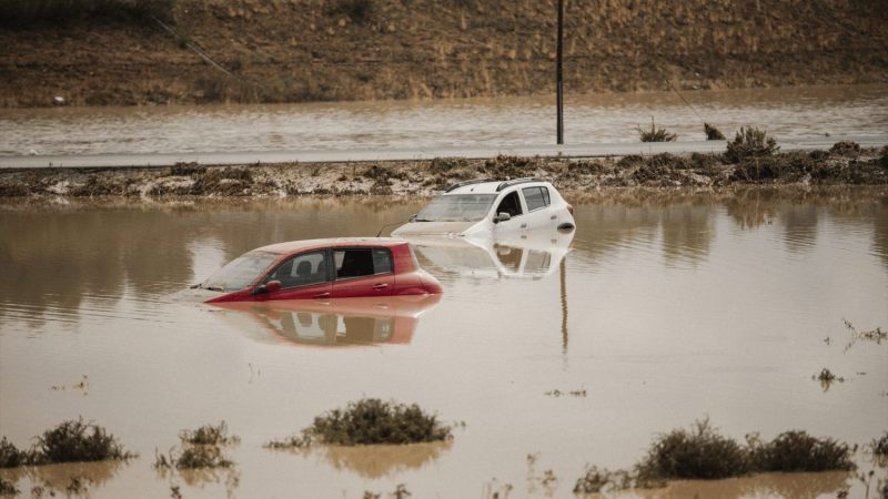Las recomendaciones de la OCU para reclamar al seguro los daños por tormentas y lluvias torrenciales 10 Merca2.es coches hundidos Merca2.es