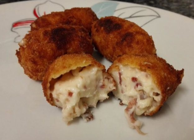 Ahora, con la masa fría, comenzamos a elaborar las bolitas