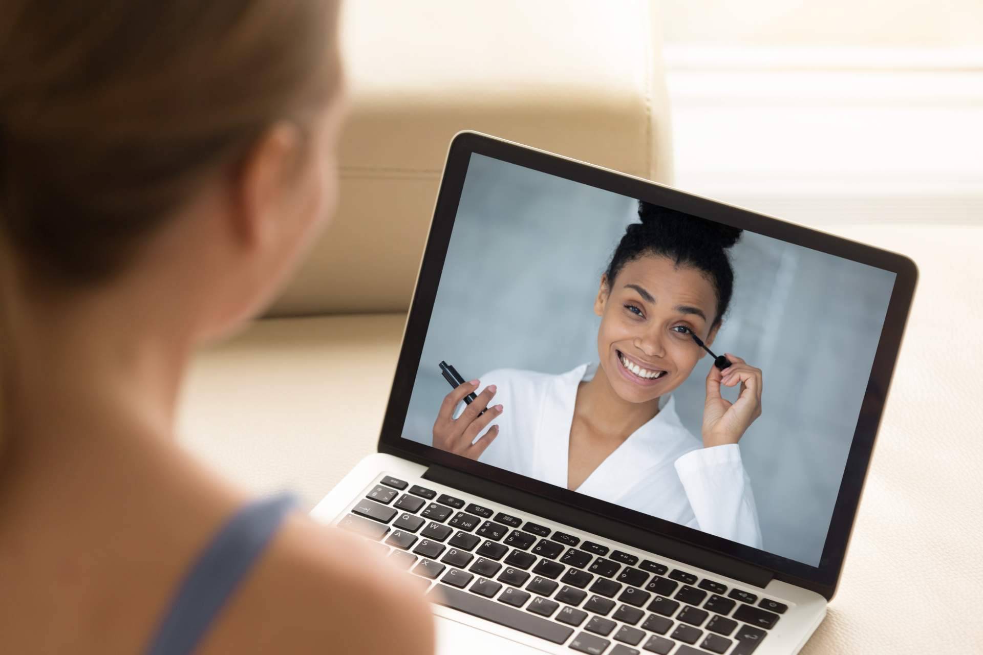 ¿Dónde formarse en cursos del sector belleza de forma práctica y eficaz? Estética Latina Academy