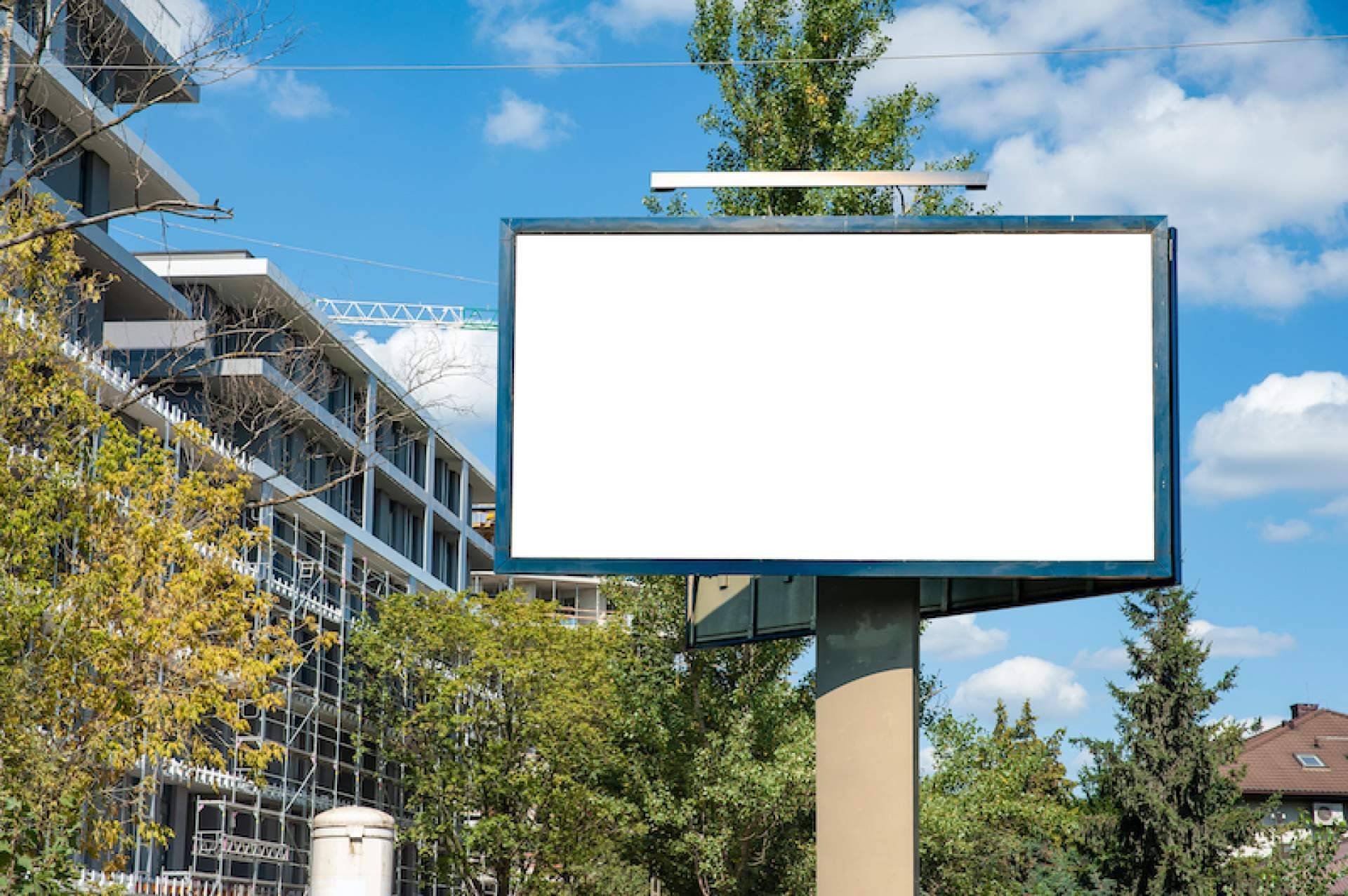 Las ventajas de usar vallas publicitarias en Madrid, con Accicast