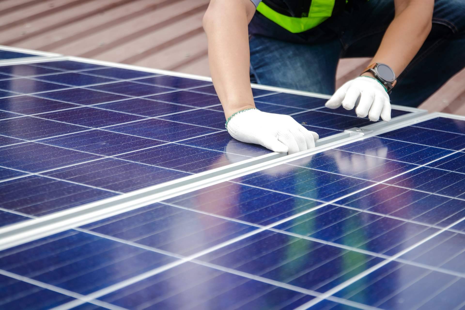 Acierta Eficiencia se encarga de la instalación de placas fotovoltaicas para empresas y hogares