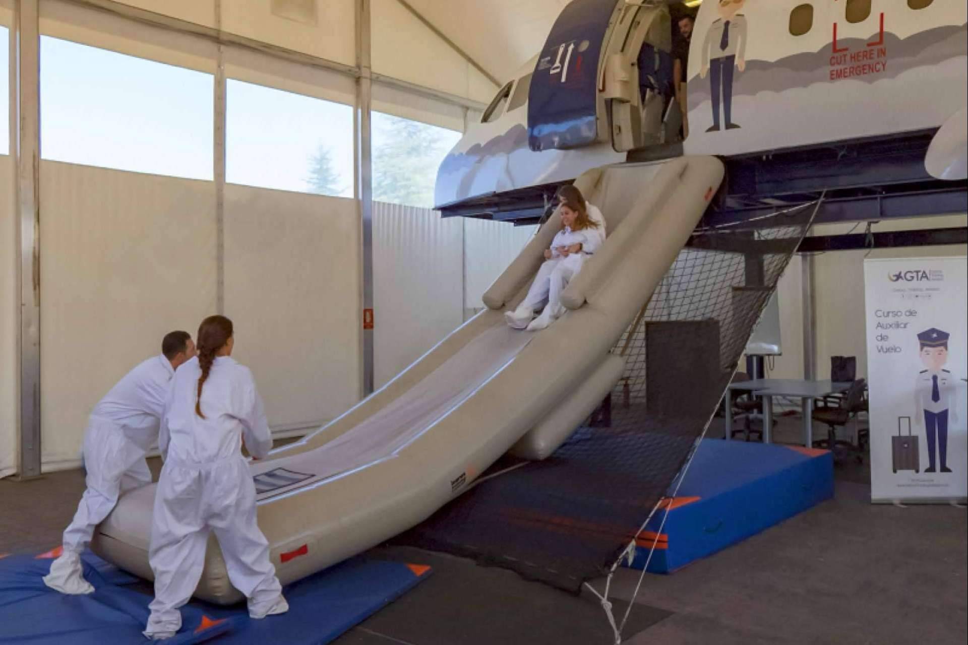 Global Training Aviation explica cuáles son los principales requisitos para el curso de azafata de vuelo