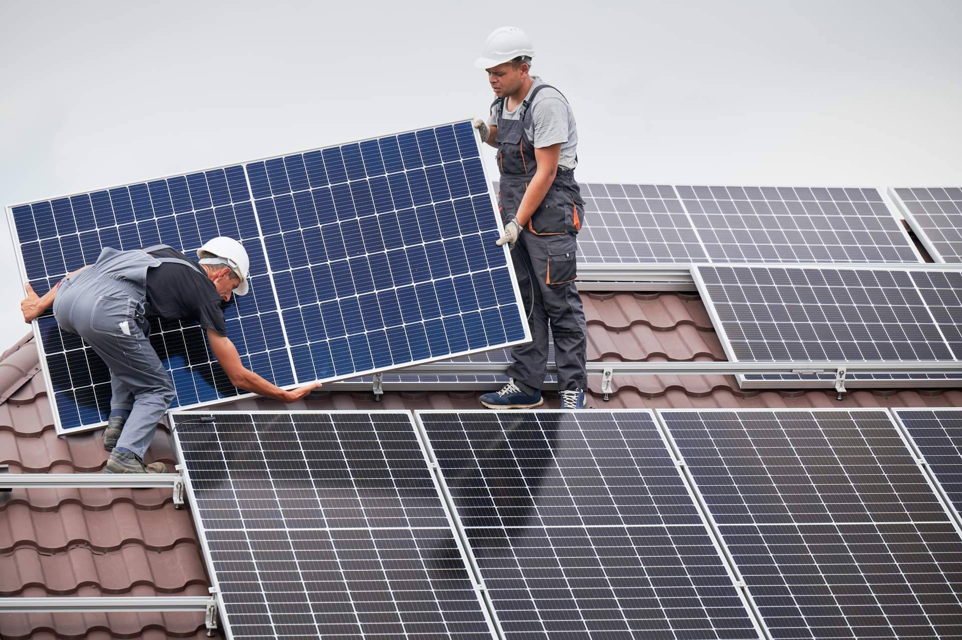 ¿Cuáles son los beneficios de la aerotermia y placas solares?