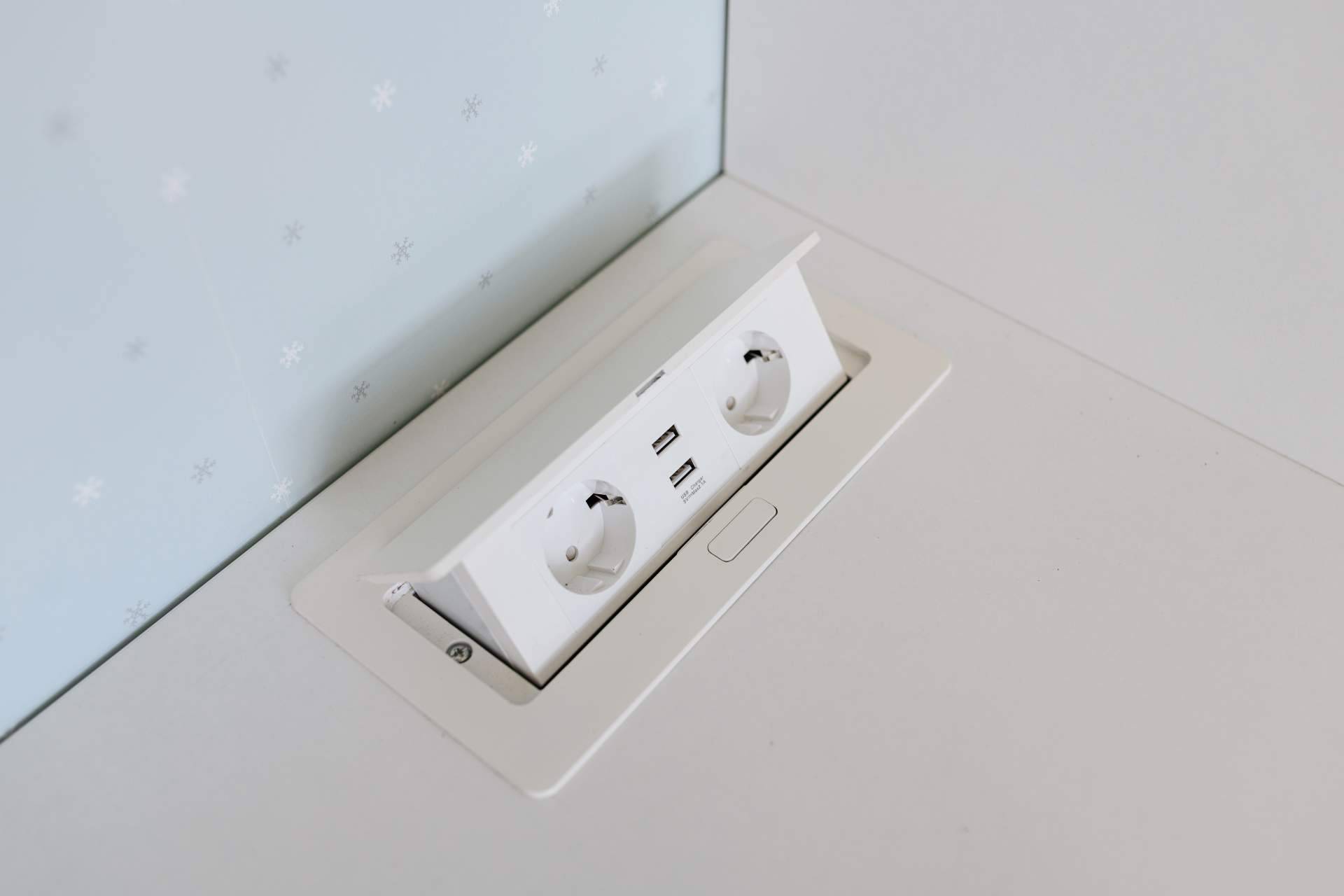 Guijarro Hermanos brinda suministros de energía y torretas elevables para encima de la mesa