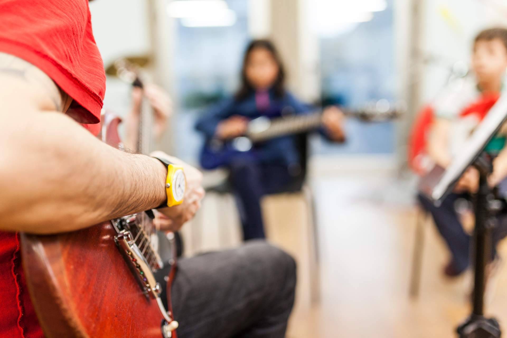 ¿Cuáles son las ventajas de escuchar música y de aprender a tocar instrumentos?