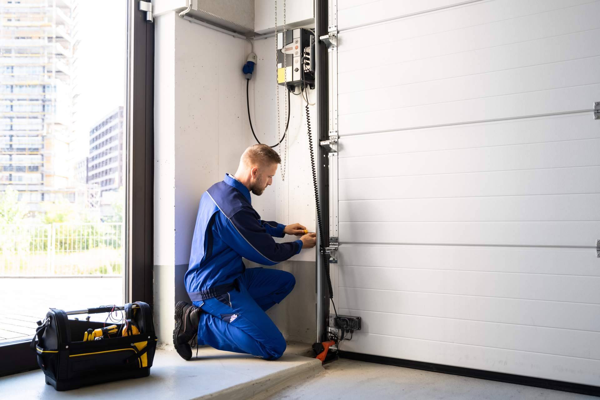 Segova brinda servicios de limpieza y mantenimiento preventivo de puertas de garaje y automatismos en Cataluña