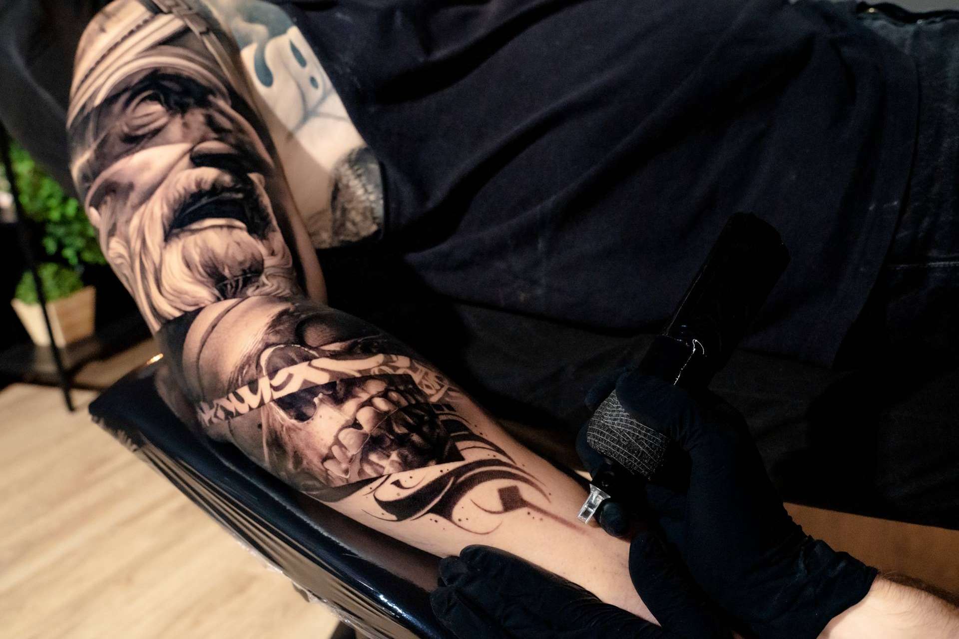 ¿Cómo se trabaja el realismo tatuajes brazo entero hombre sin dañar la piel? Lo enseña Habbility