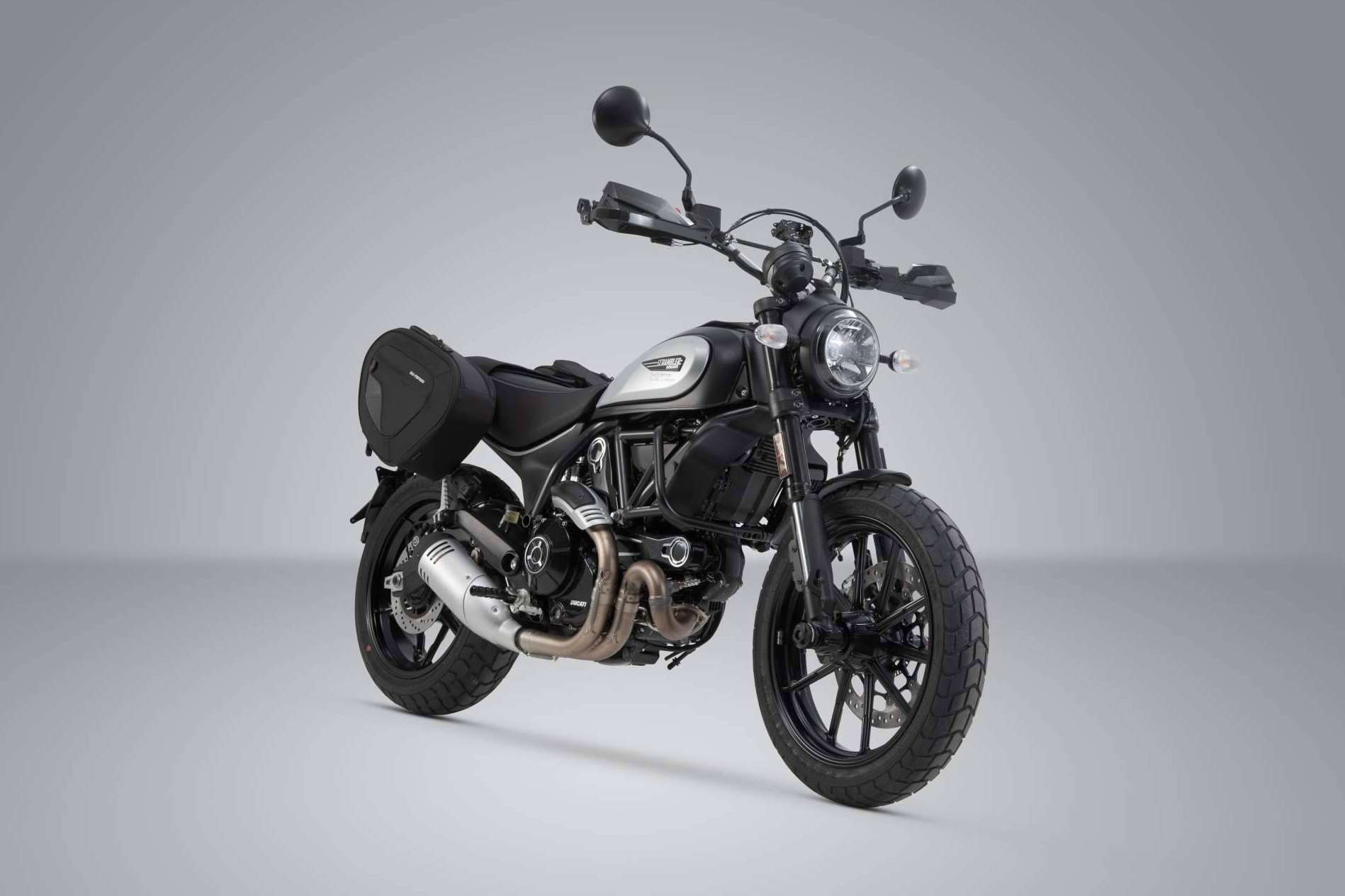 SW-MOTECH muestra los modelos de protección de moto para Ducati Scrambler